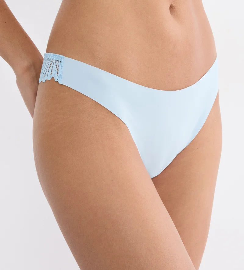 Triumph - Pretty Micro String Light Blue
