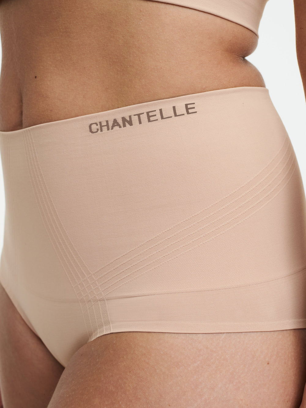 Chantelle Smooth Comfort Моделирующие полные трусы с высокой талией - Sirocco Full Brief Chantelle