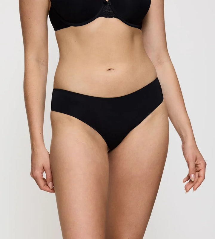 Triumph - Lovely Micro Brazilian String Black